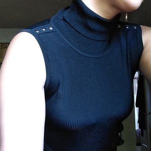 Sleeveless turtleneck
